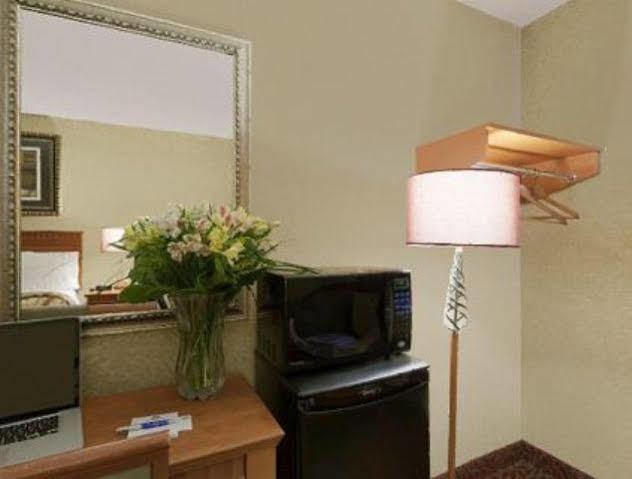 Canadas Best Value Inn-Richmond Hill Exteriör bild